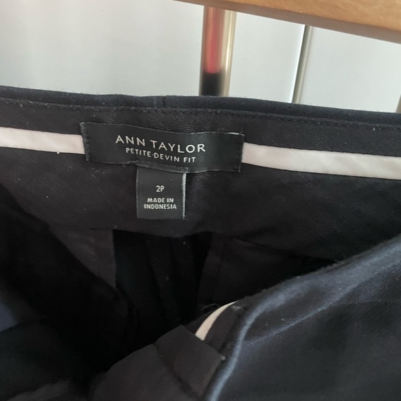 Ann Taylor cropped trousers. Size 2 petite - Picture 2 of 3